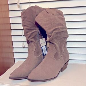 Women's Universal Thread Suede Slouchy Boots - Taupe.  Size 7.  NWT. 👢